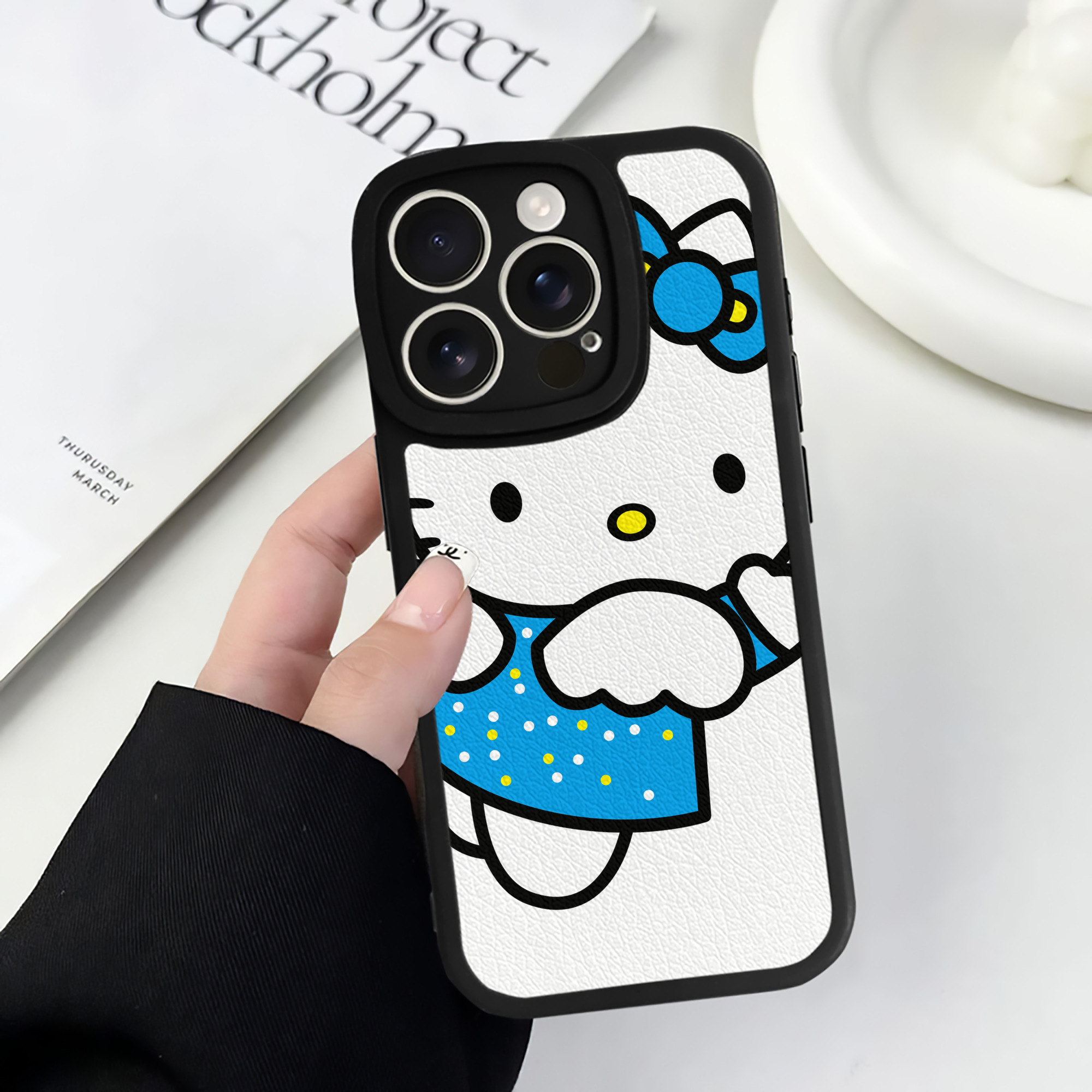（画像用） Hello Kitty ハローキティ 【iPhone 16シリーズ対応】シリコンスマホケース（レザー調） 材質：シリコン